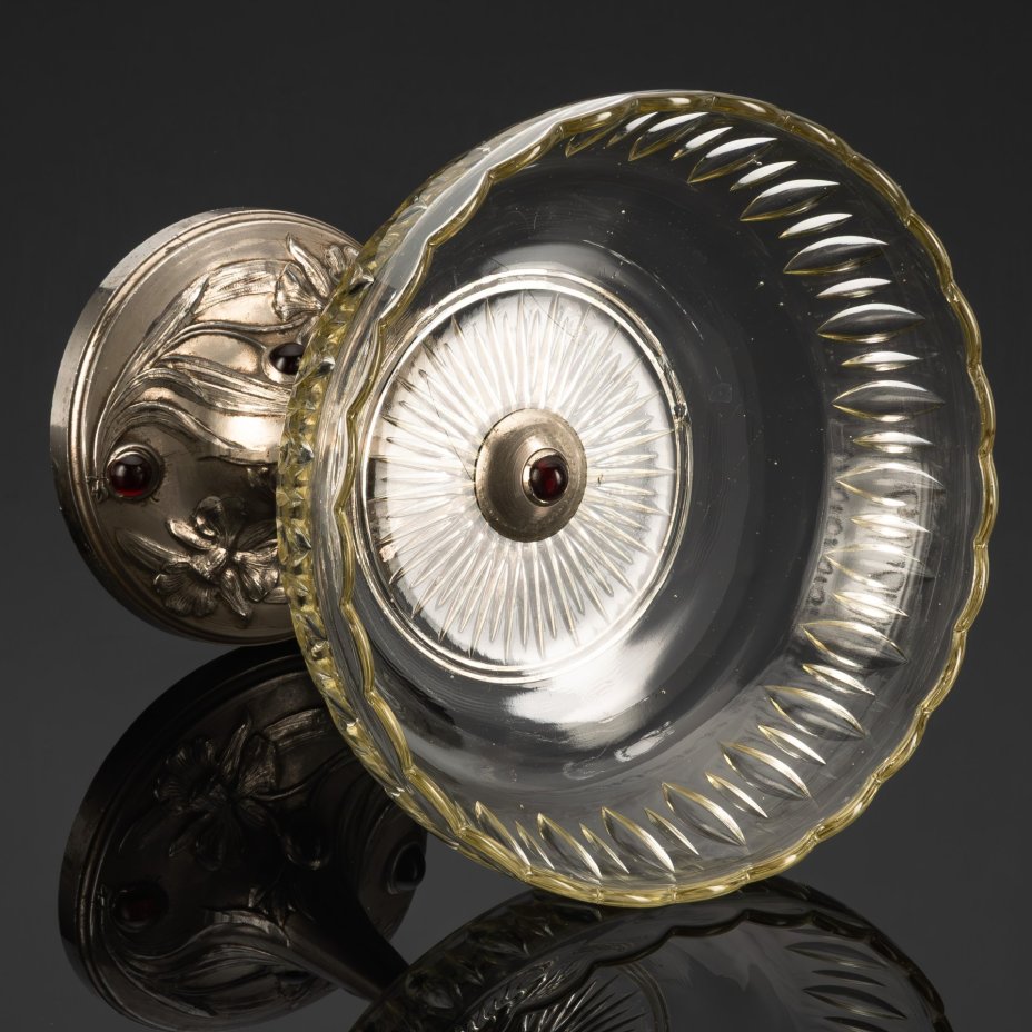 Фруктовница в стиле модерн на высокой ножке с  рельефным декором в виде ирисов и рубиновыми кабошонами