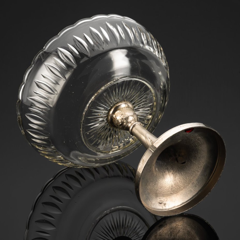 Фруктовница в стиле модерн на высокой ножке с  рельефным декором в виде ирисов и рубиновыми кабошонами