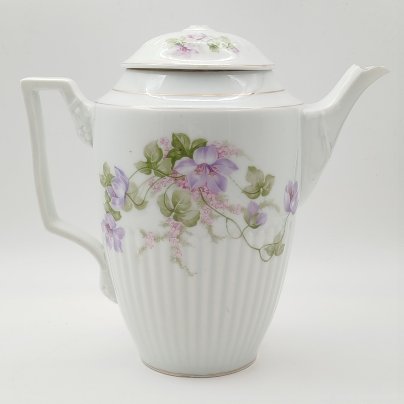 Кофейник с рельефным декором и изображением цветов, фарфор, деколь, золочение, Фарфоровая фабрика Гарднера, Российская империя, 1870-1890 гг.