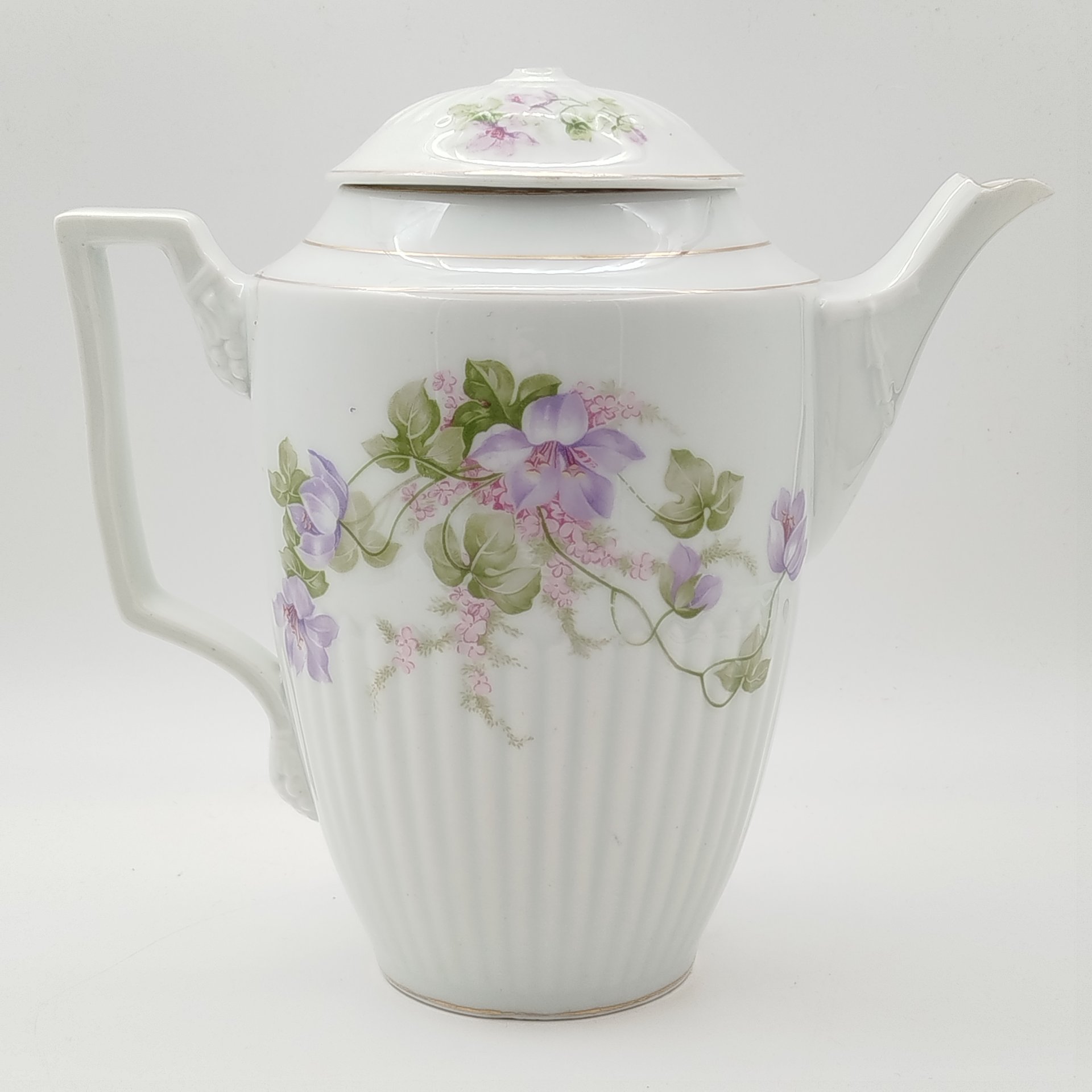 Кофейник с рельефным декором и изображением цветов, фарфор, деколь, золочение, Фарфоровая фабрика Гарднера, Российская империя, 1870-1890 гг.