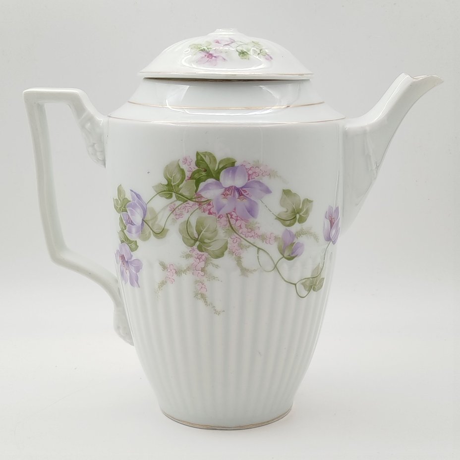 Кофейник с рельефным декором и изображением цветов, фарфор, деколь, золочение, Фарфоровая фабрика Гарднера, Российская империя, 1870-1890 гг.