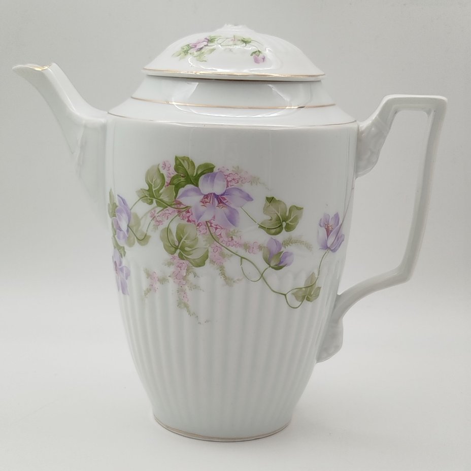 Кофейник с рельефным декором и изображением цветов, фарфор, деколь, золочение, Фарфоровая фабрика Гарднера, Российская империя, 1870-1890 гг.