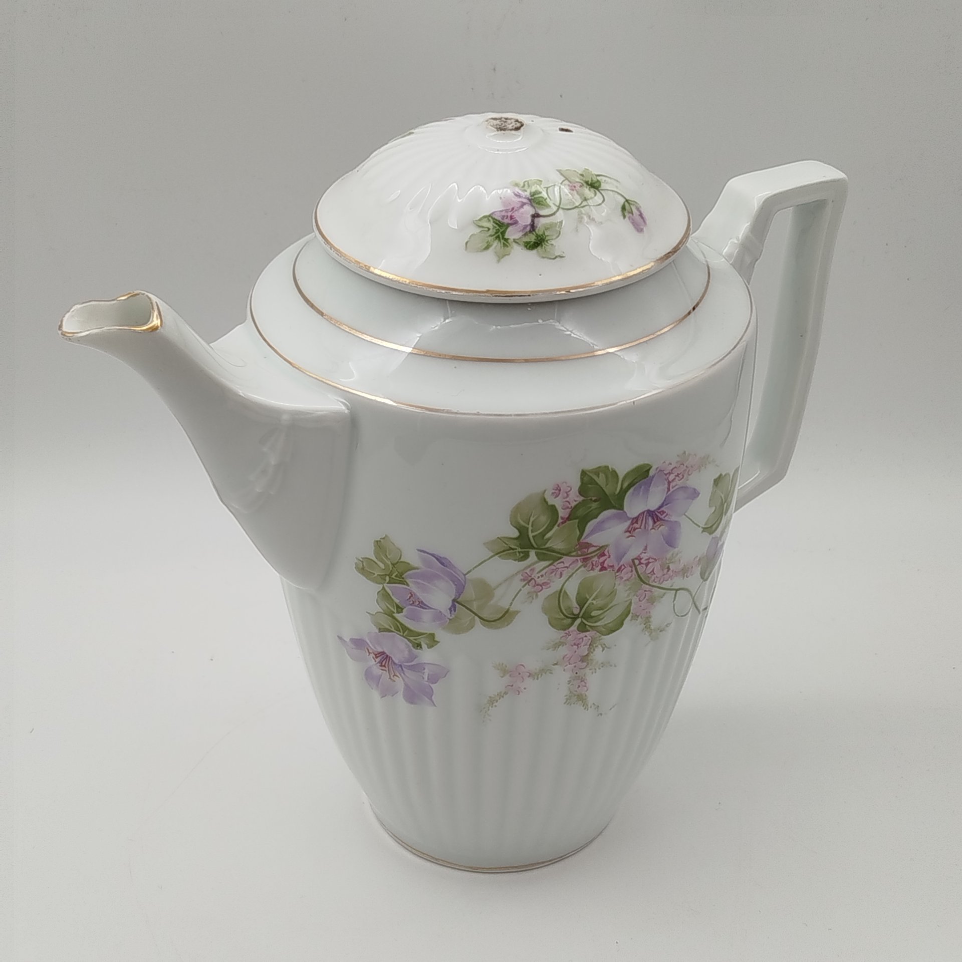 Кофейник с рельефным декором и изображением цветов, фарфор, деколь, золочение, Фарфоровая фабрика Гарднера, Российская империя, 1870-1890 гг.
