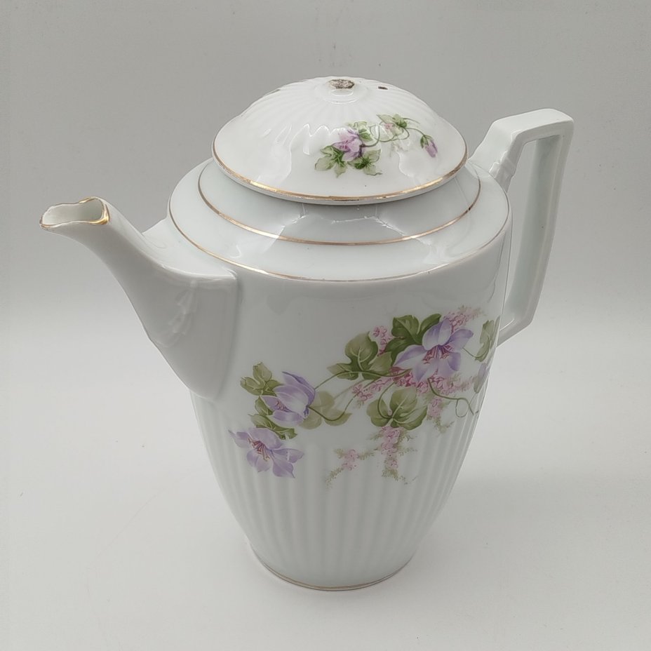 Кофейник с рельефным декором и изображением цветов, фарфор, деколь, золочение, Фарфоровая фабрика Гарднера, Российская империя, 1870-1890 гг.
