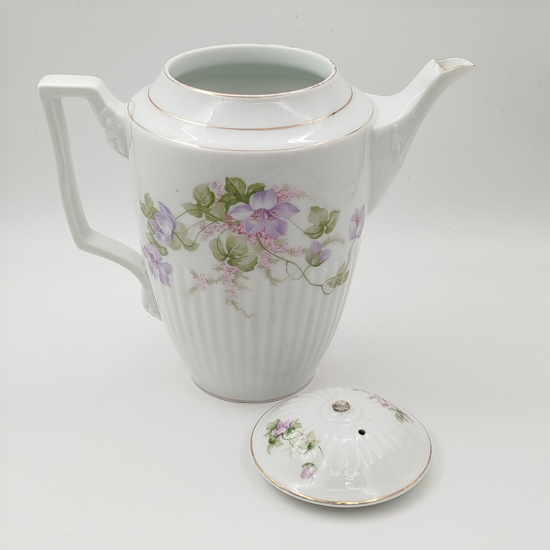 Кофейник с рельефным декором и изображением цветов, фарфор, деколь, золочение, Фарфоровая фабрика Гарднера, Российская империя, 1870-1890 гг.