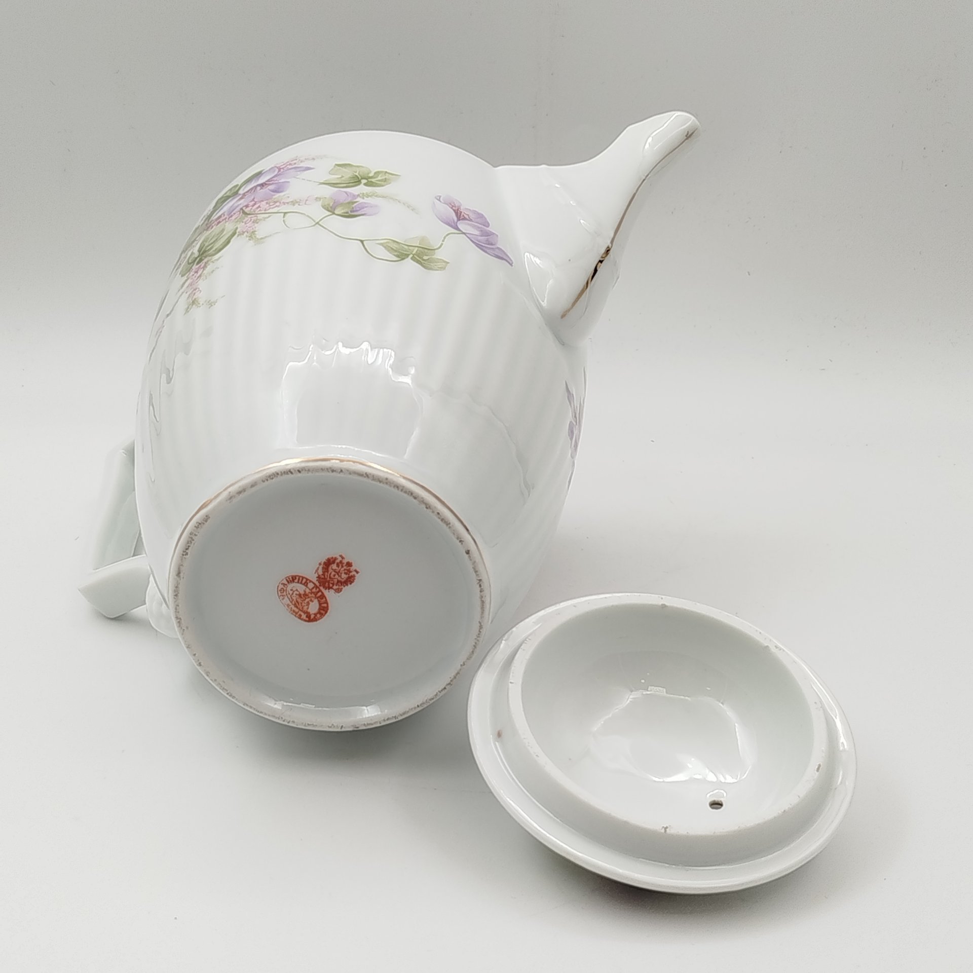 Кофейник с рельефным декором и изображением цветов, фарфор, деколь, золочение, Фарфоровая фабрика Гарднера, Российская империя, 1870-1890 гг.