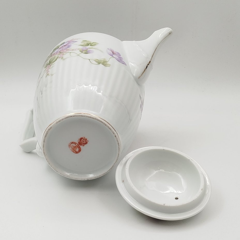 Кофейник с рельефным декором и изображением цветов, фарфор, деколь, золочение, Фарфоровая фабрика Гарднера, Российская империя, 1870-1890 гг.