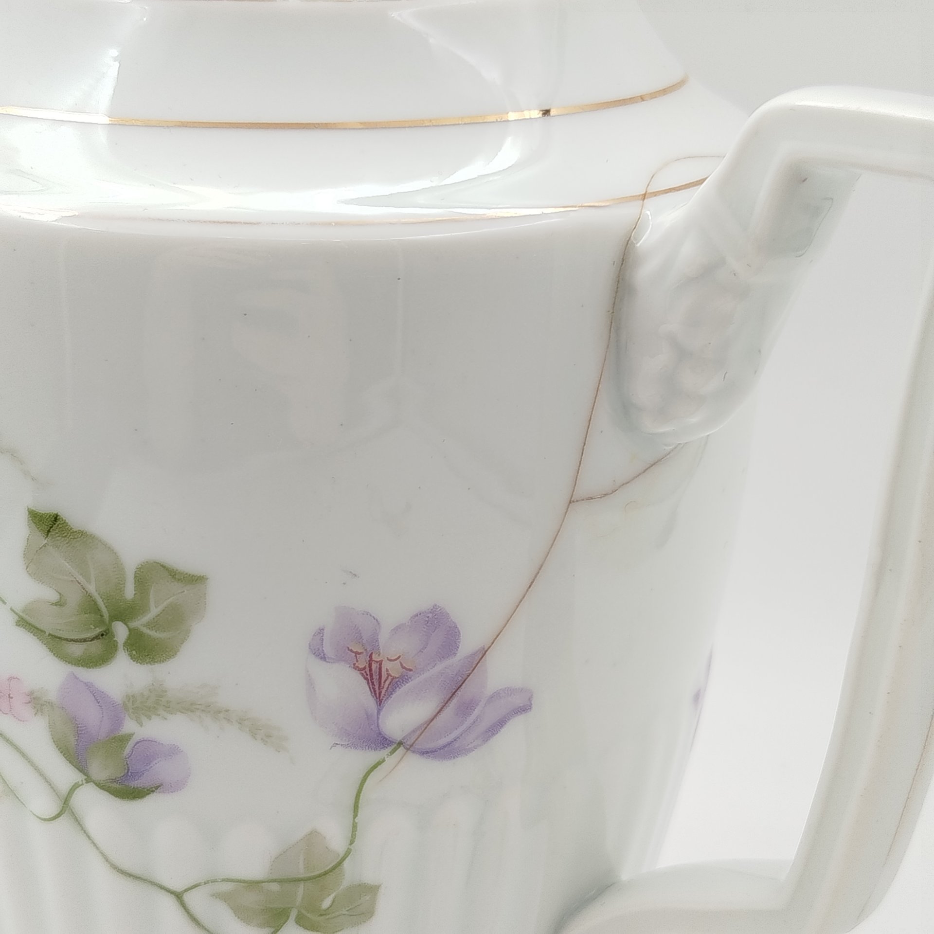 Кофейник с рельефным декором и изображением цветов, фарфор, деколь, золочение, Фарфоровая фабрика Гарднера, Российская империя, 1870-1890 гг.