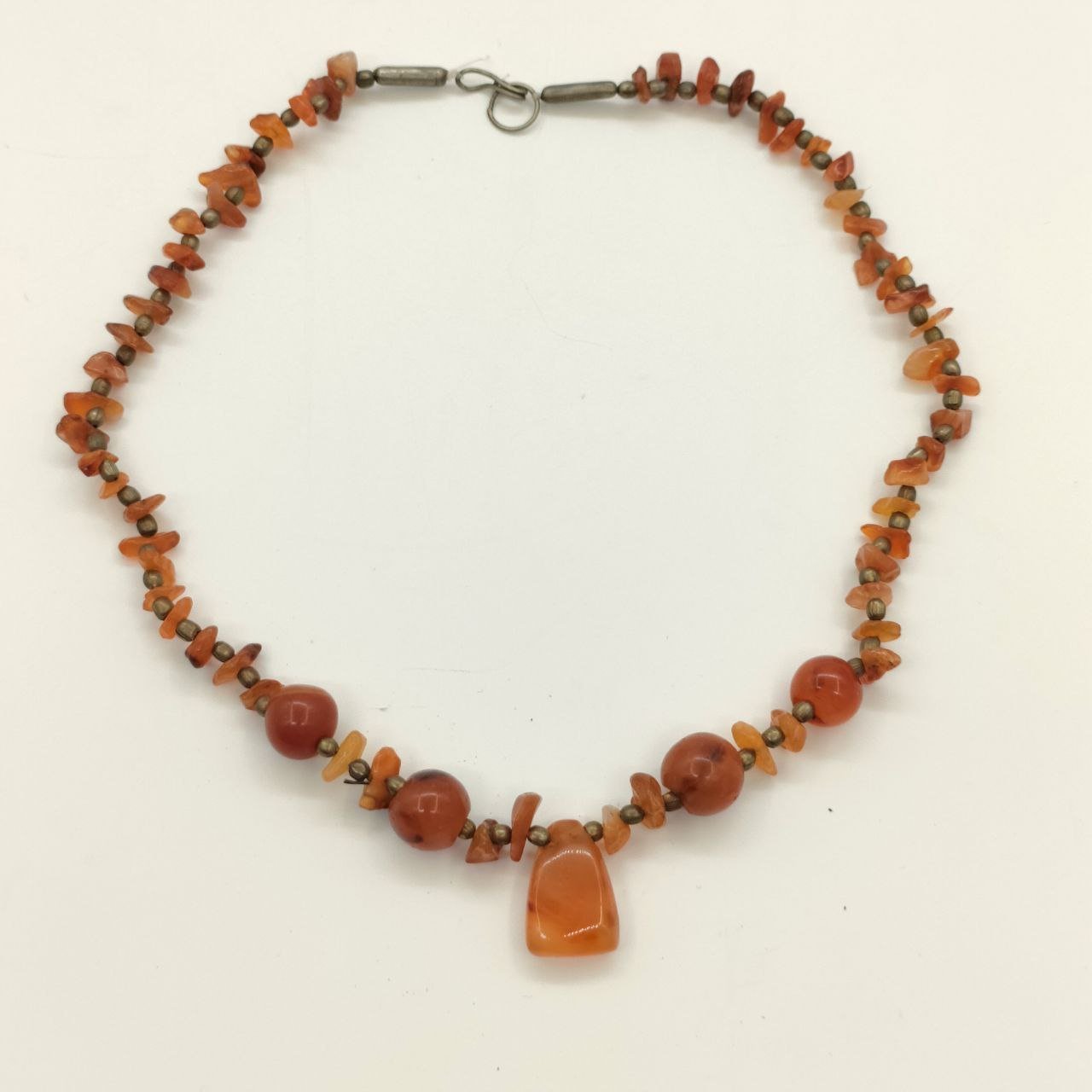 Бусы с бусинами разной формы