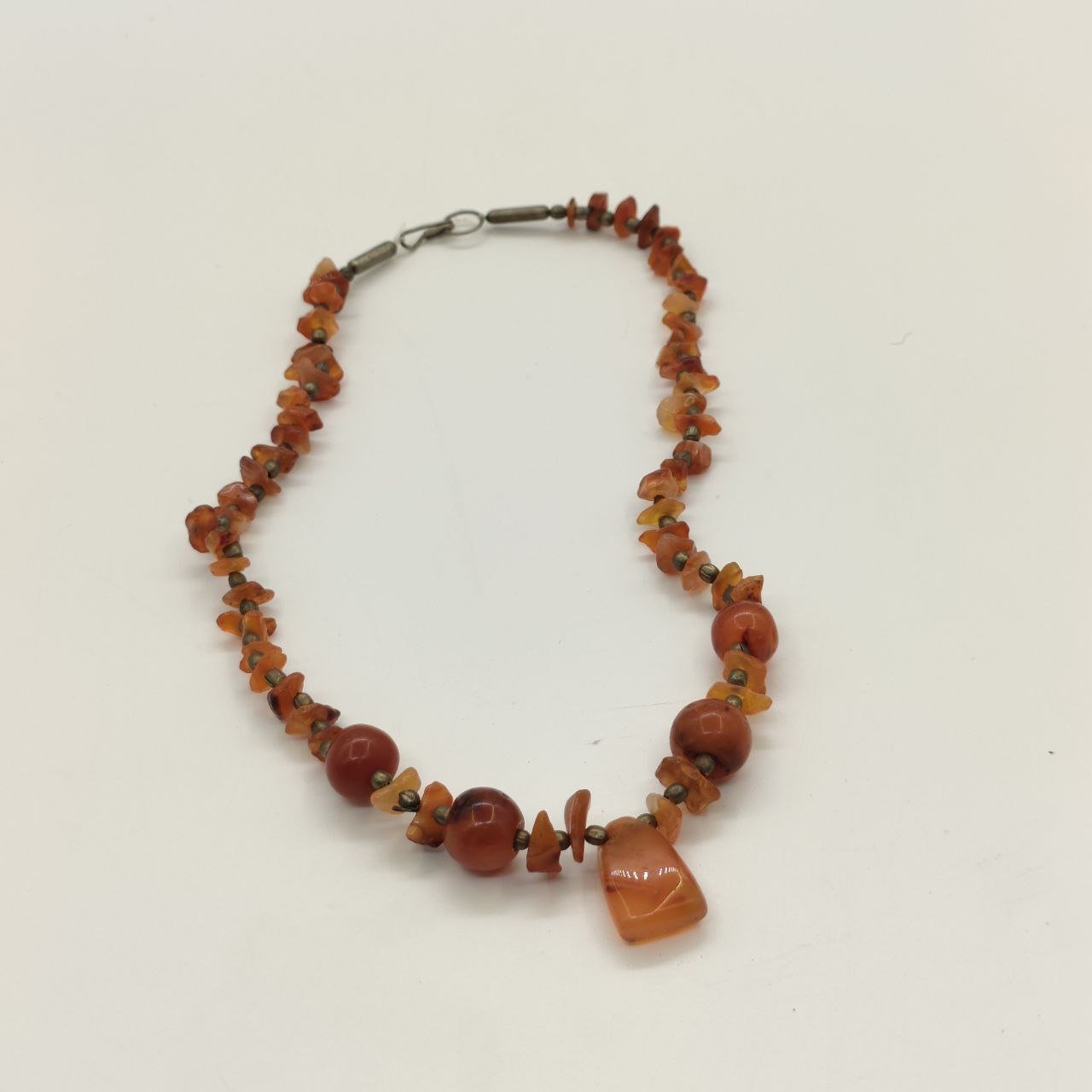 Бусы с бусинами разной формы