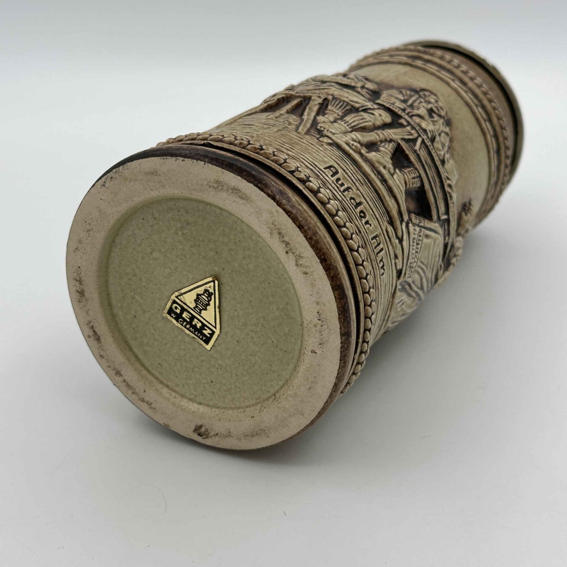 Кружка пивная  с изображением посиделок в трактире и надписью : "На Альме", керамика, рельеф, крышка - сплав металлов, Gerzit Gerz, Gerzit Gerz