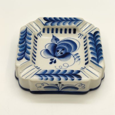 Пепельница с цветочным орнаментом, Гжель