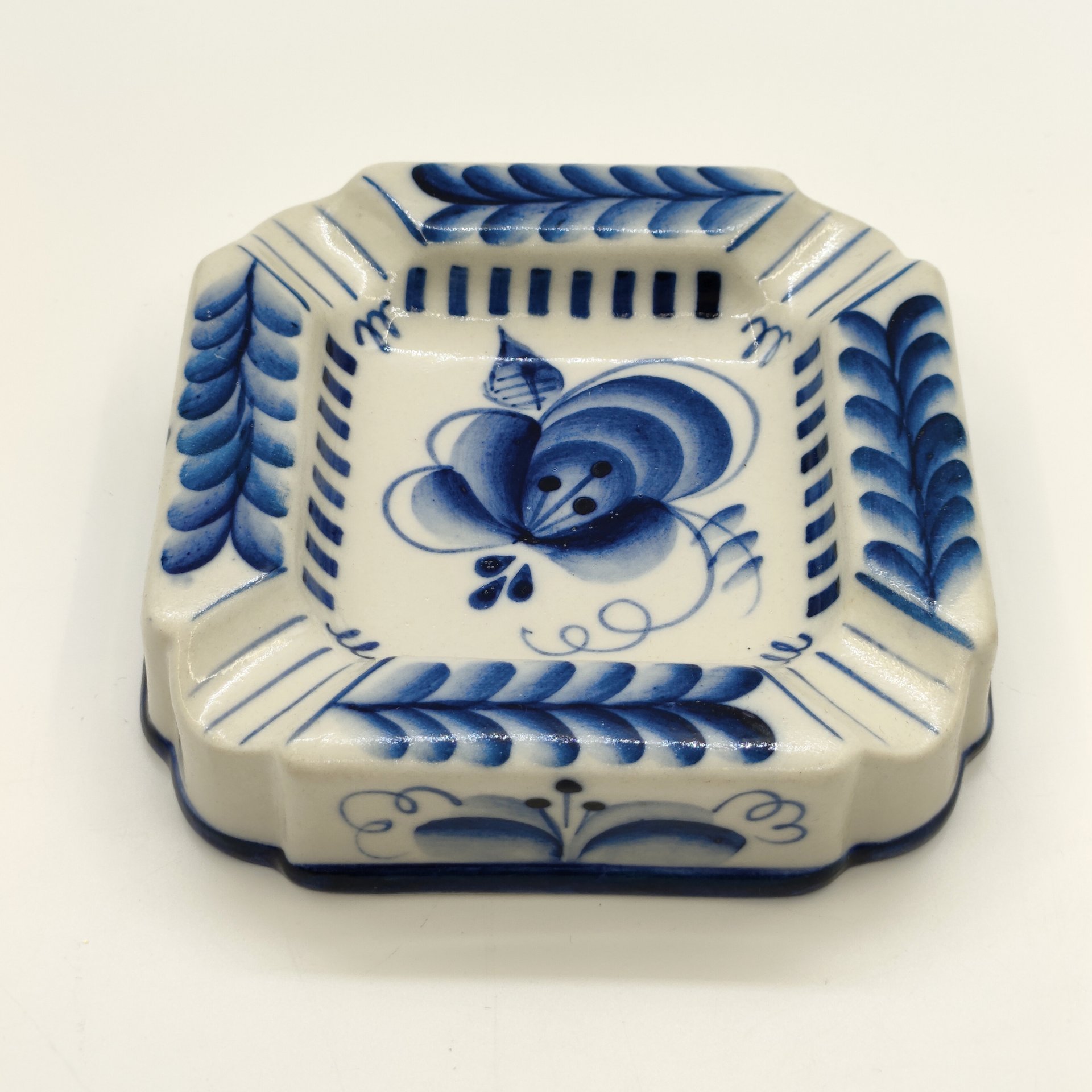 Пепельница с цветочным орнаментом, Гжель