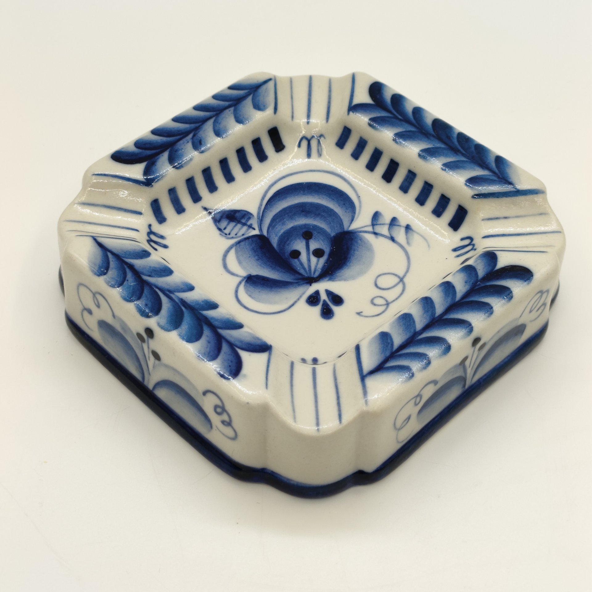 Пепельница с цветочным орнаментом, Гжель