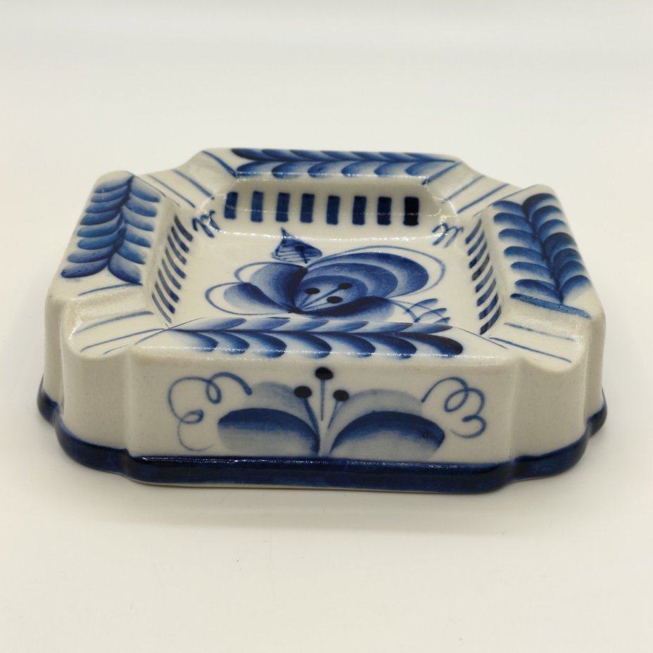 Пепельница с цветочным орнаментом, Гжель