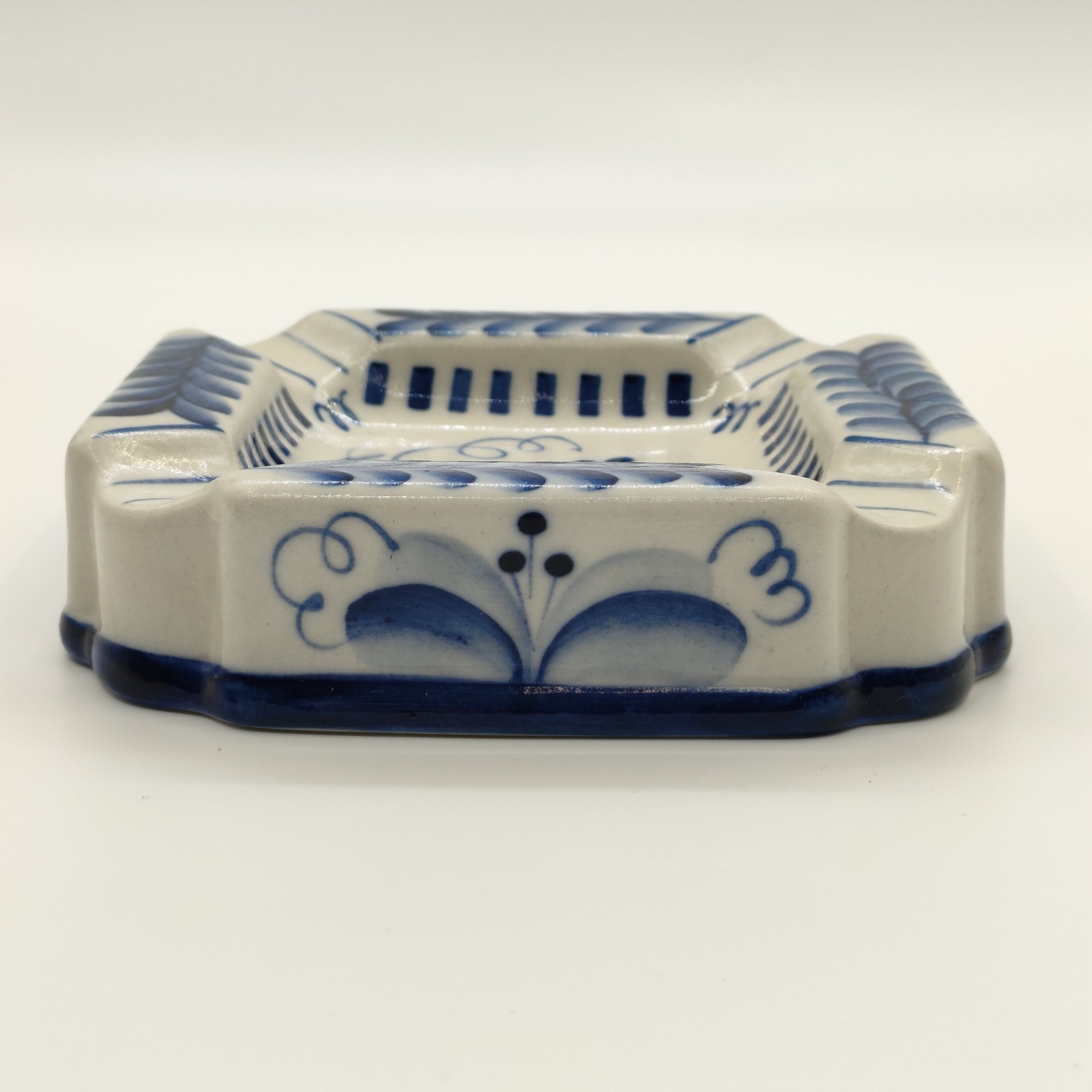 Пепельница с цветочным орнаментом, Гжель