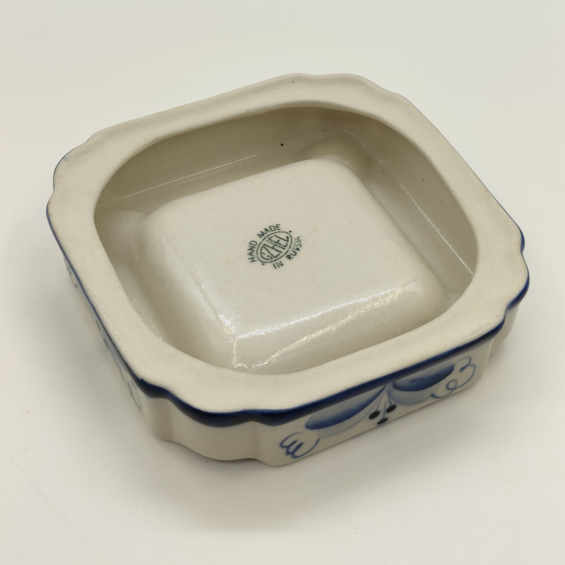 Пепельница с цветочным орнаментом, Гжель