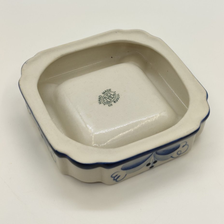 Пепельница с цветочным орнаментом, Гжель