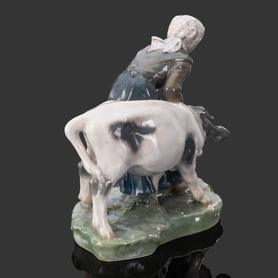 Статуэтка "Доярка" ("Женщина с коровой"), фарфор, роспись, Royal Copenhagen, Дания, 1889-1922 гг.
