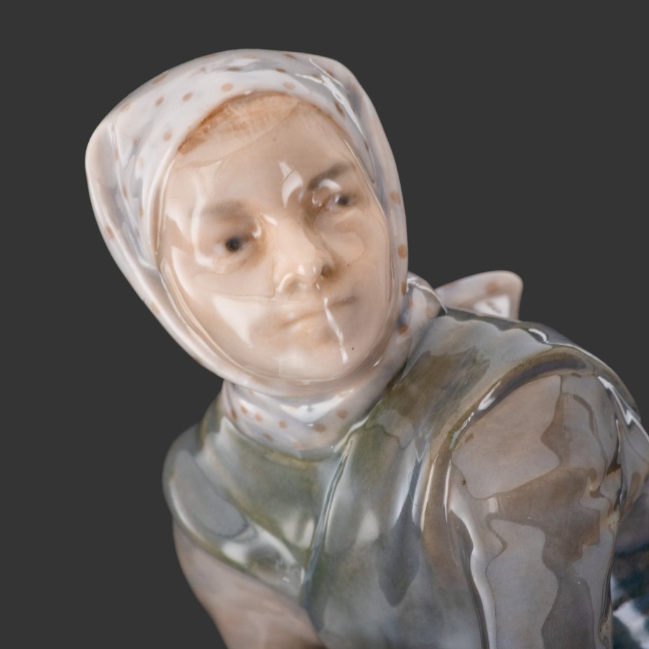 Статуэтка "Доярка" ("Женщина с коровой"), фарфор, роспись, Royal Copenhagen, Дания, 1889-1922 гг.