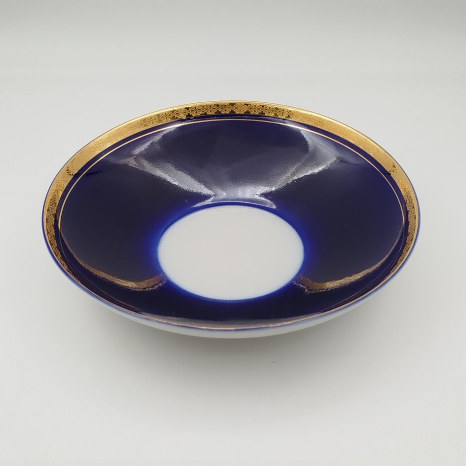 Сухарница кобальтового цвета с орнаментальным декором, фарфор, крытье, золочение, Ленинградский фарфоровый завод (ЛФЗ), СССР, 1960-1970 гг.