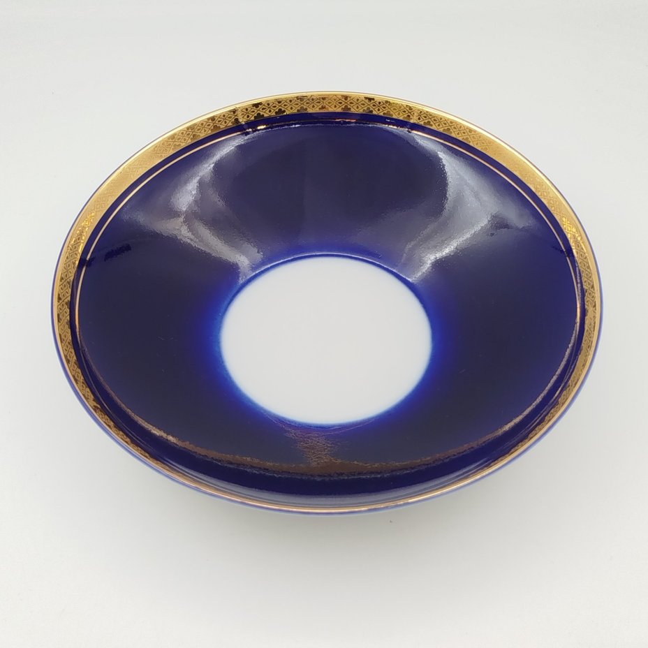 Сухарница кобальтового цвета с орнаментальным декором, фарфор, крытье, золочение, Ленинградский фарфоровый завод (ЛФЗ), СССР, 1960-1970 гг.