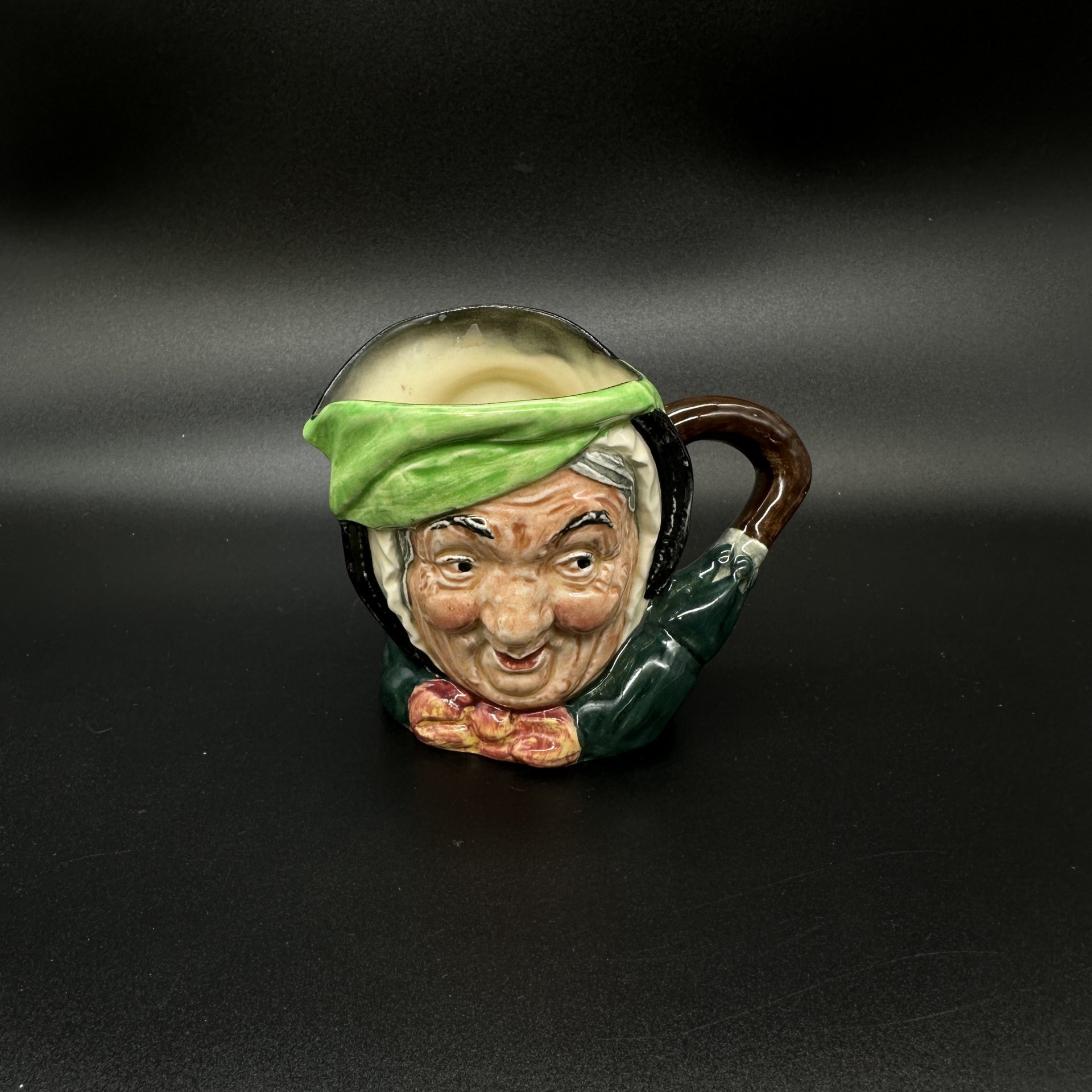 Кувшин миниатюрный (молочник) "Sairey Gamp" (миссис Гэмп - медсестра в романе Чарльза Диккенса "Мартин Чезлвит"), авторы Лесли Харрадайн и Гарри Фентон, Royal Doulton