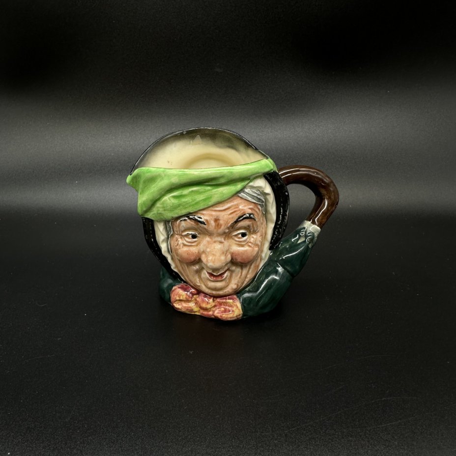 Кувшин миниатюрный (молочник) "Sairey Gamp" (миссис Гэмп - медсестра в романе Чарльза Диккенса "Мартин Чезлвит"), авторы Лесли Харрадайн и Гарри Фентон, Royal Doulton