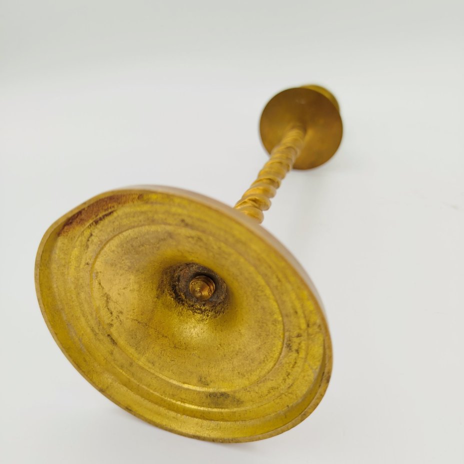 Подсвечник с витой ножкой