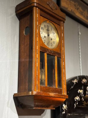 Часы настенные в расстеклованном корпусе с фигурным навершием, "Alfred Hoffmann", дерево, резьба, металл, стекло, Польша, 1900-1930 гг.