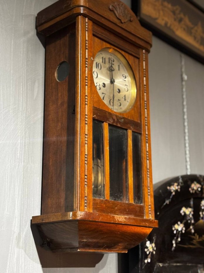 Часы настенные в расстеклованном корпусе с фигурным навершием, "Alfred Hoffmann", дерево, резьба, металл, стекло, Польша, 1900-1930 гг.