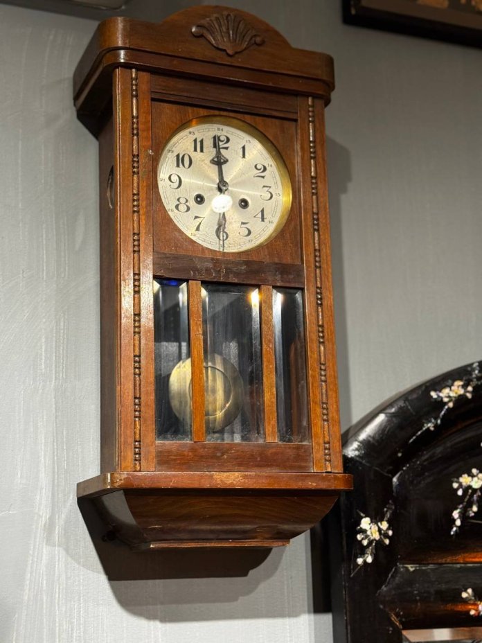 Часы настенные в расстеклованном корпусе с фигурным навершием, "Alfred Hoffmann"