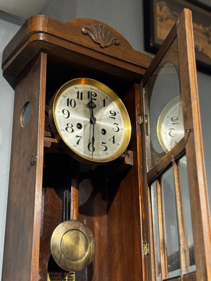 Часы настенные в расстеклованном корпусе с фигурным навершием, "Alfred Hoffmann"