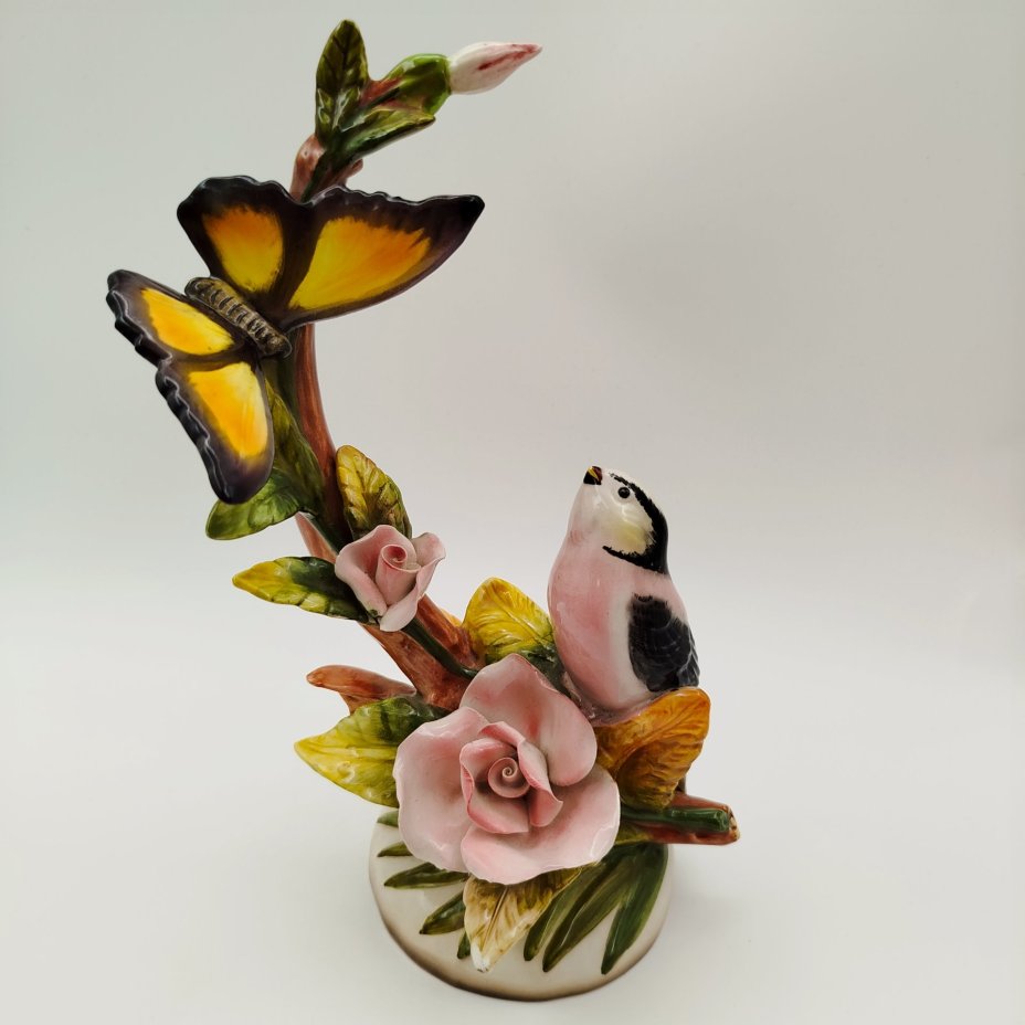 Статуэтка "Птица и бабочка на цветке", фаянс, роспись, Италия, 1970-1990 гг.
