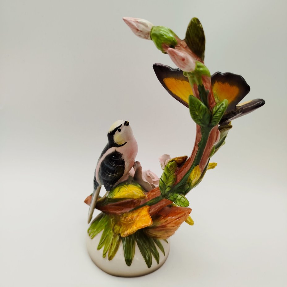 Статуэтка "Птица и бабочка на цветке"