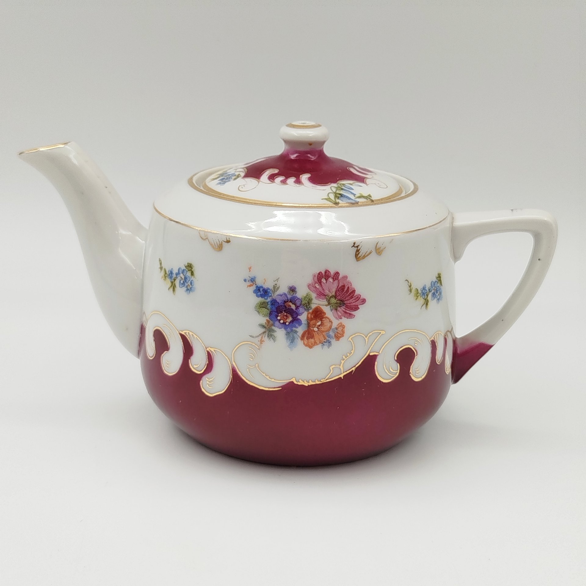 Чайник заварочный с цветочным декором, фарфор, деколь с дорисовкой, Дмитровский фарфоровый завод (ДФЗ Вербилки), СССР, 1917-1940 гг.