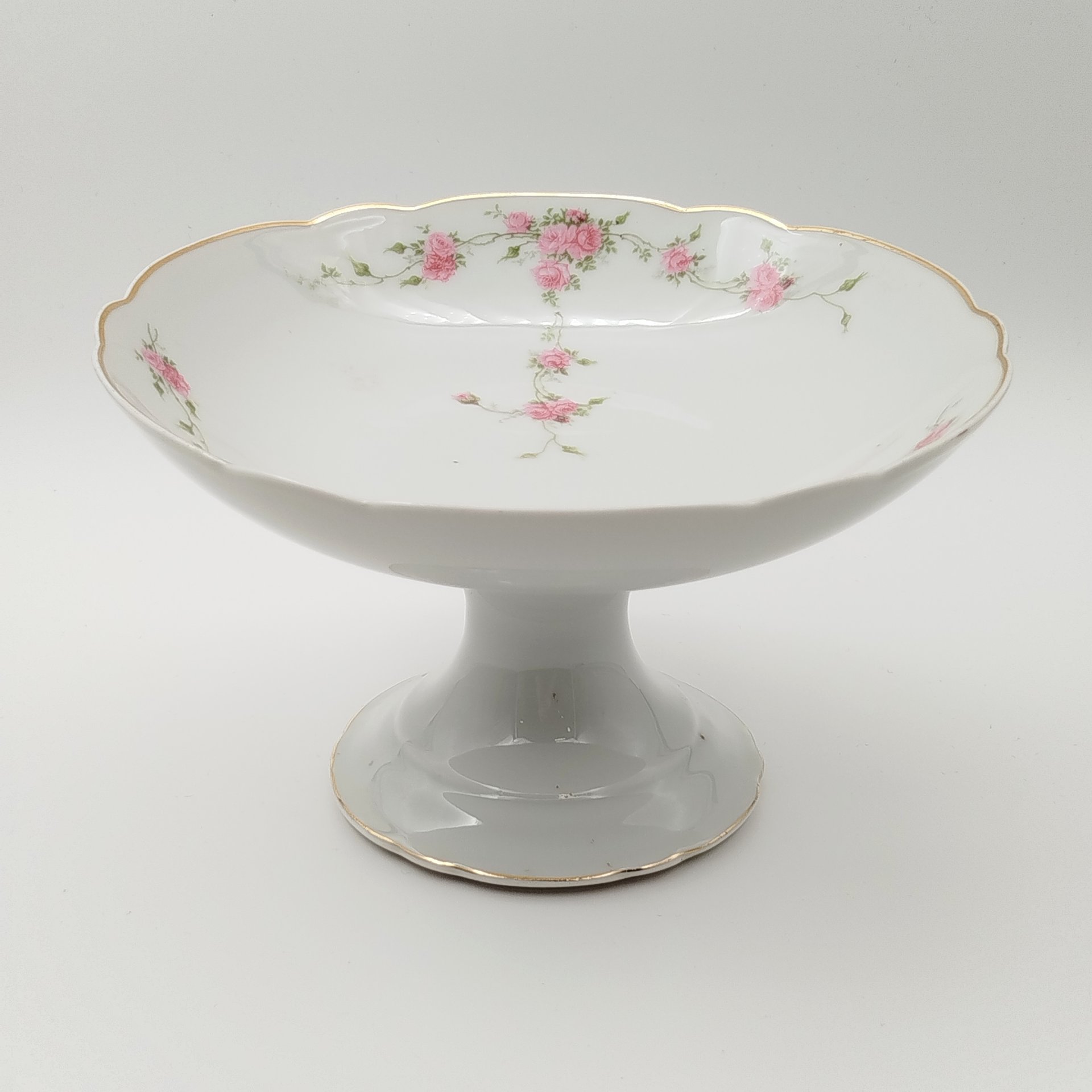 Фруктовница, украшенная изображением роз