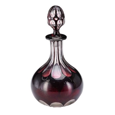 Графин в готическом стиле рубинового оттенка