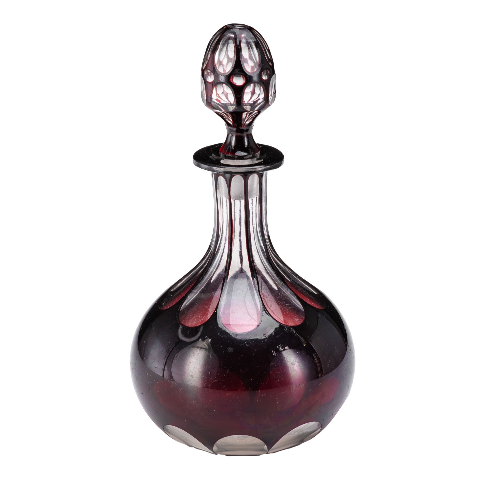 Графин в готическом стиле рубинового оттенка
