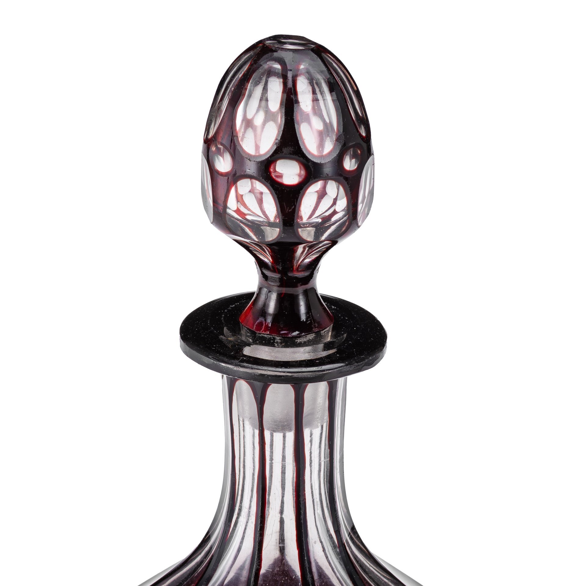 Графин в готическом стиле рубинового оттенка