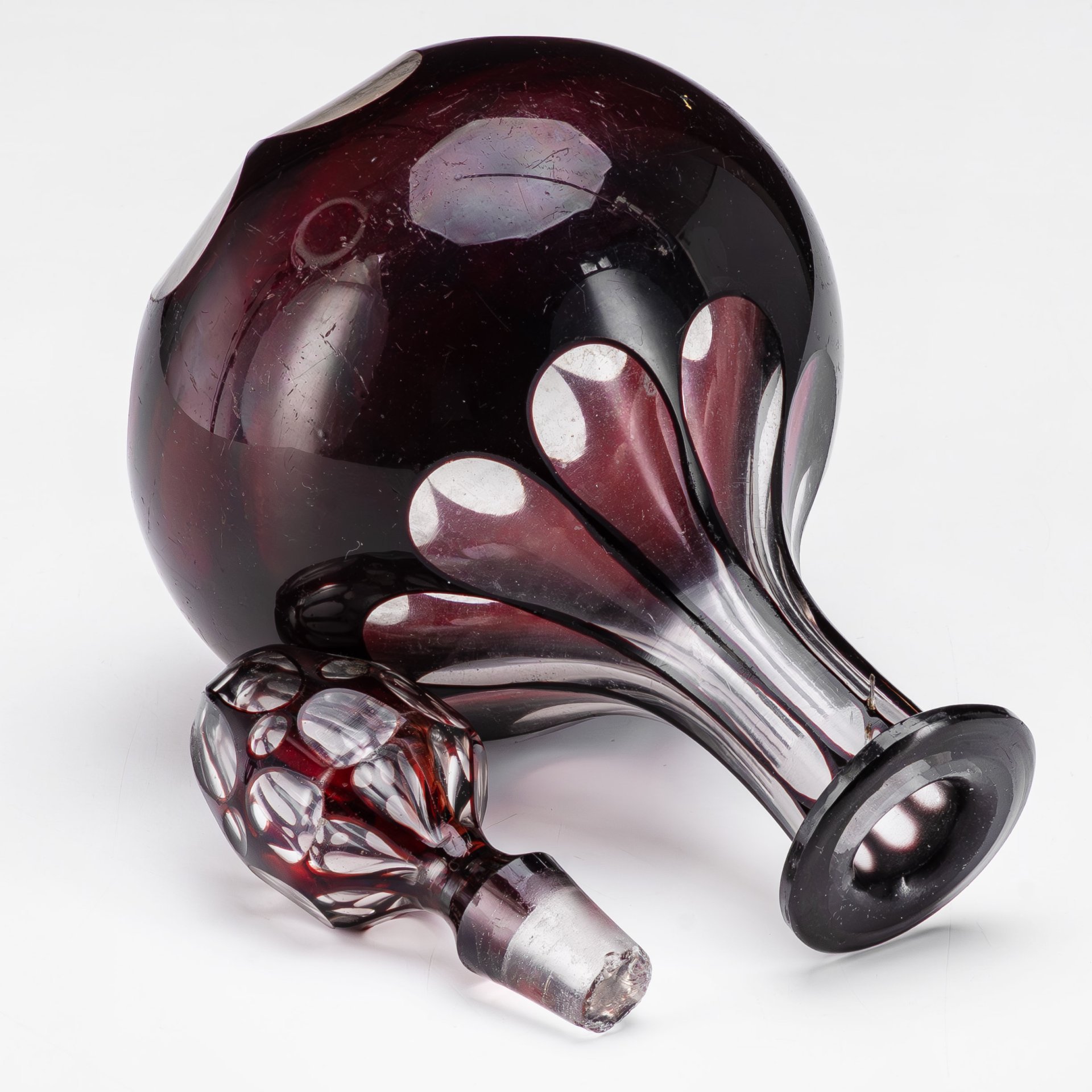 Графин в готическом стиле рубинового оттенка