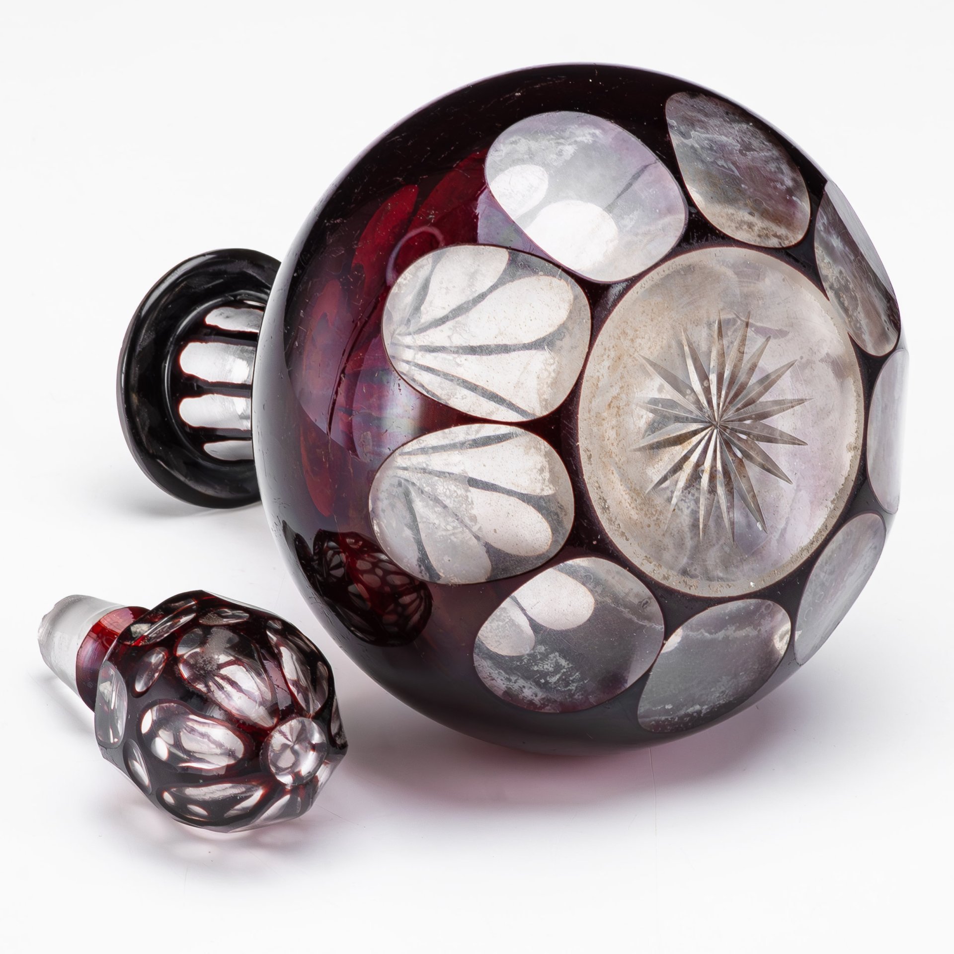 Графин в готическом стиле рубинового оттенка