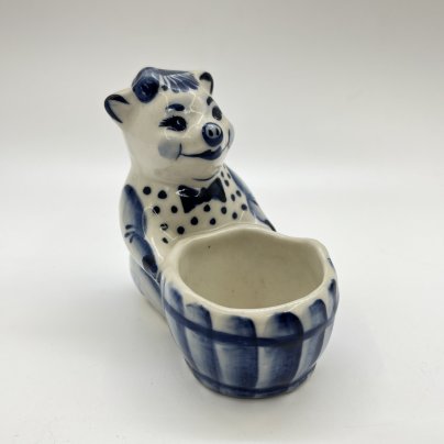 Пашотница (подставка для яйца) (солонка) "Поросенок с корытом", Гжель, фарфор, роспись, Россия, 2000-2010 гг.