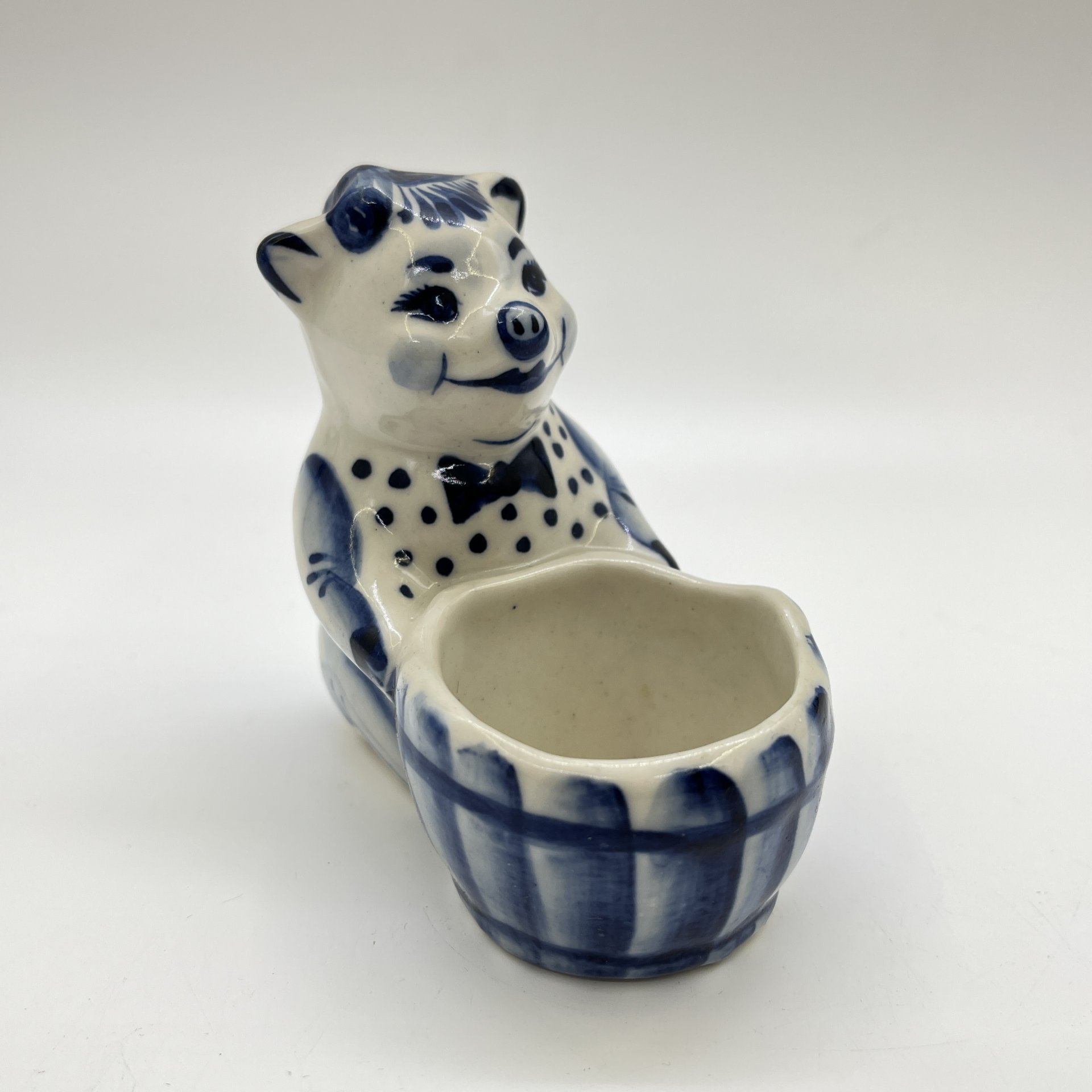 Пашотница (подставка для яйца) (солонка) "Поросенок с корытом", Гжель, фарфор, роспись, Россия, 2000-2010 гг.