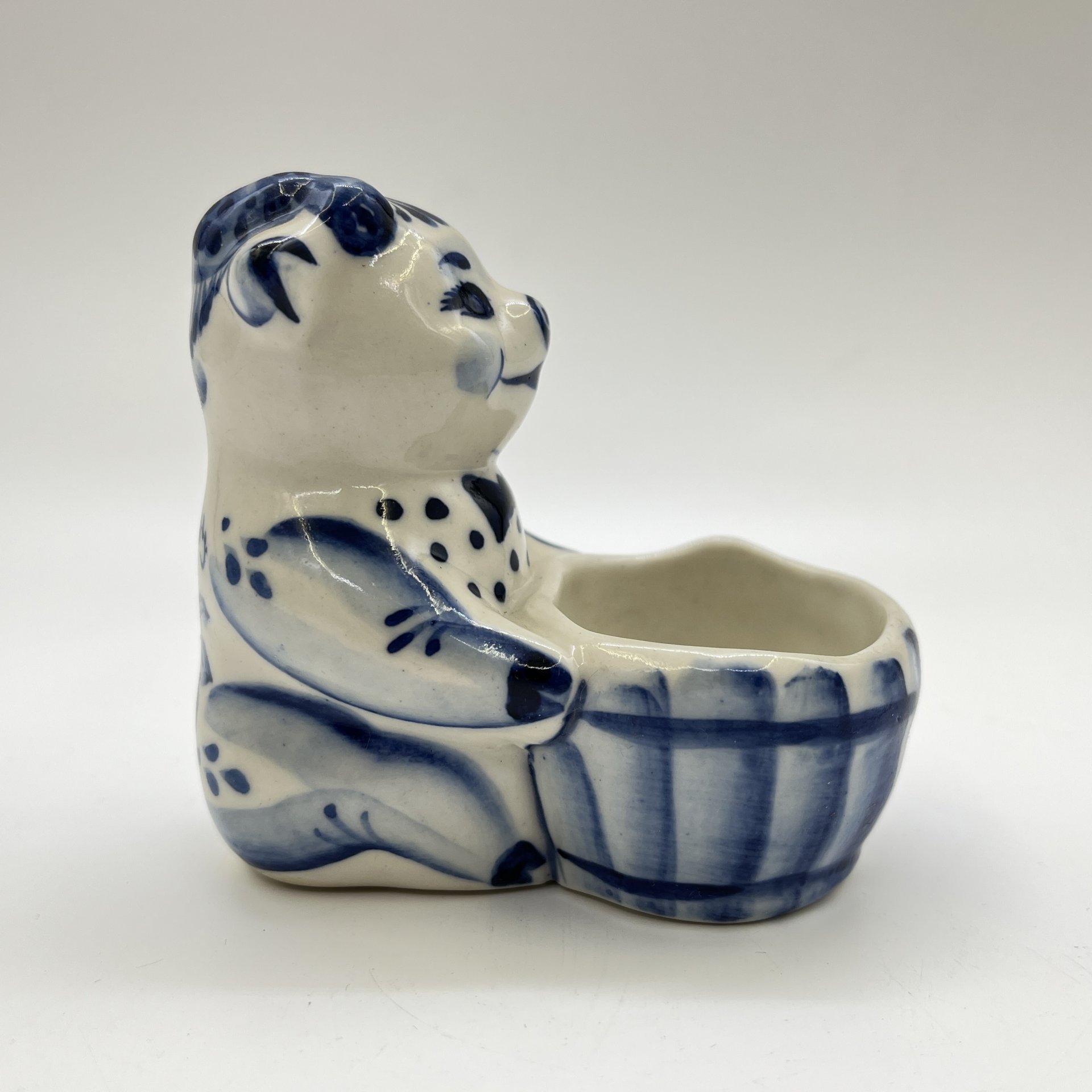 Пашотница (подставка для яйца) (солонка) "Поросенок с корытом", Гжель, фарфор, роспись, Россия, 2000-2010 гг.