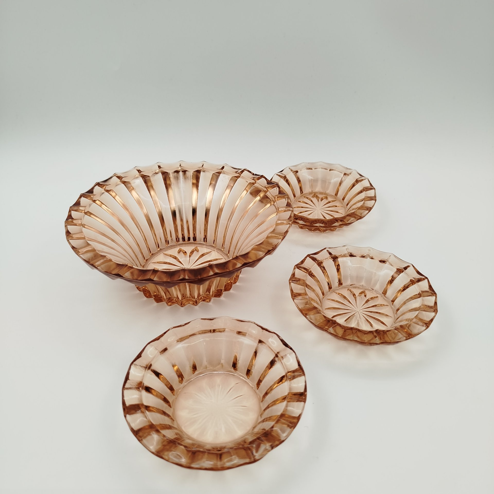 Набор розеток для подачи варенья карамельного оттенка (4 шт.), Запрудненский завод электровакуумных приборов, цветное стекло, пресс, СССР, 1960-1980 гг.