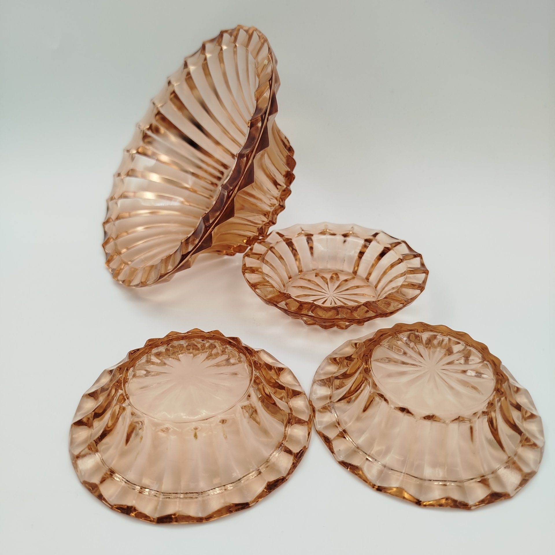 Набор розеток для подачи варенья карамельного оттенка (4 шт.), Запрудненский завод электровакуумных приборов, цветное стекло, пресс, СССР, 1960-1980 гг.