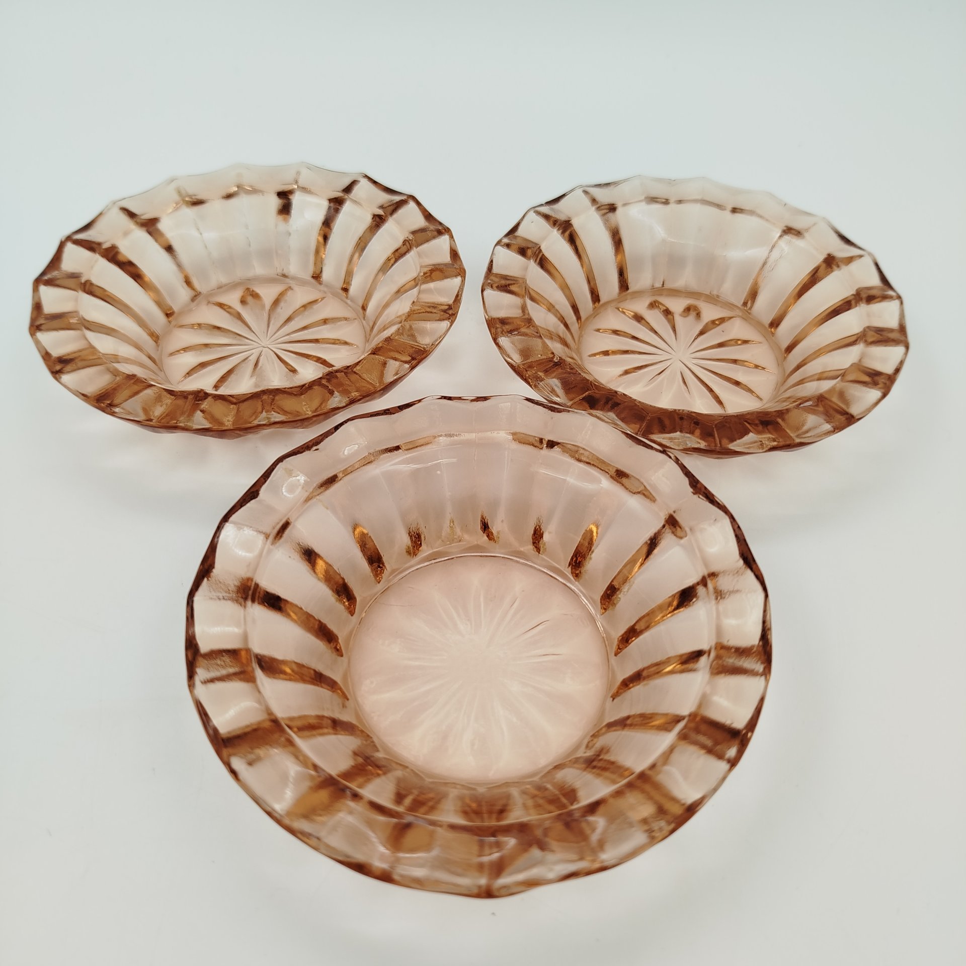 Набор розеток для подачи варенья карамельного оттенка (4 шт.), Запрудненский завод электровакуумных приборов, цветное стекло, пресс, СССР, 1960-1980 гг.