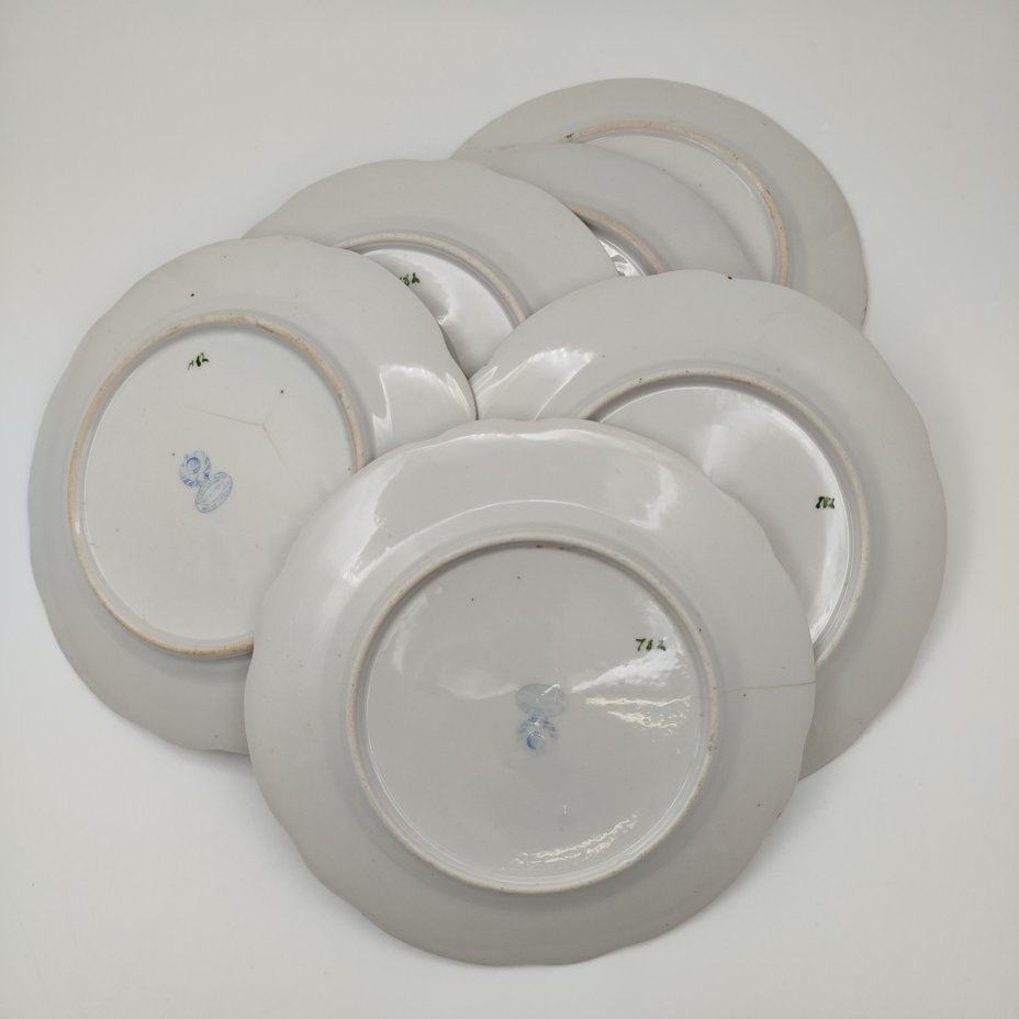 Набор из шести десертных тарелок с декором в виде роз, фарфор, деколь, золочение, Дулевский фарфоровый завод (Дулёво), СССР, 1925-1926 гг.