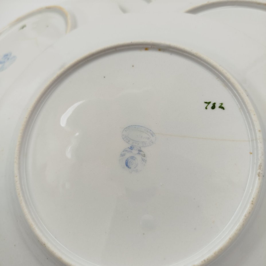 Набор из шести десертных тарелок с декором в виде роз, фарфор, деколь, золочение, Дулевский фарфоровый завод (Дулёво), СССР, 1925-1926 гг.